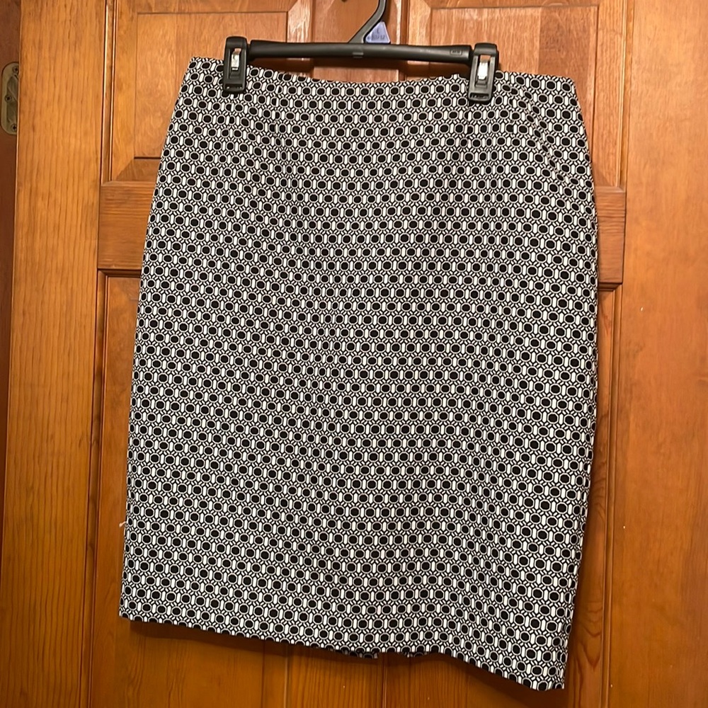 Beautiful black and white mid-length skirt. Perfect for the office.